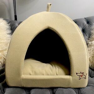 Brand new, super soft for a medium side dog or a big cat house.